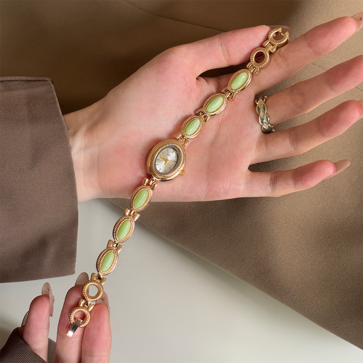 Women's agate bead bracelet watch with gold alloy and analog quartz movement