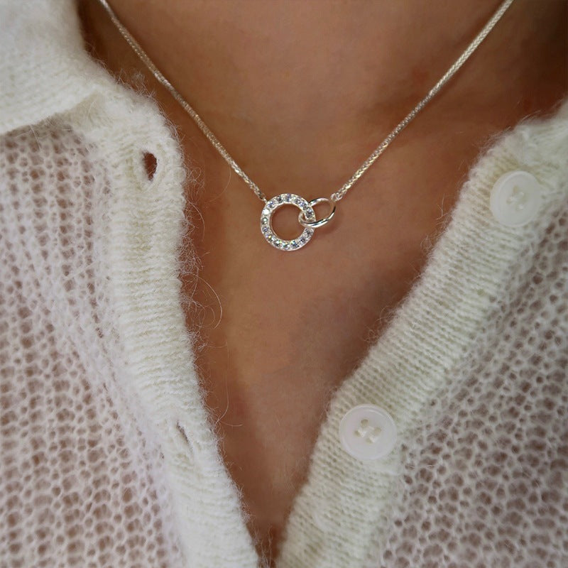 Women's fashionable minimalist silver interlocking ring clavicle necklace on model