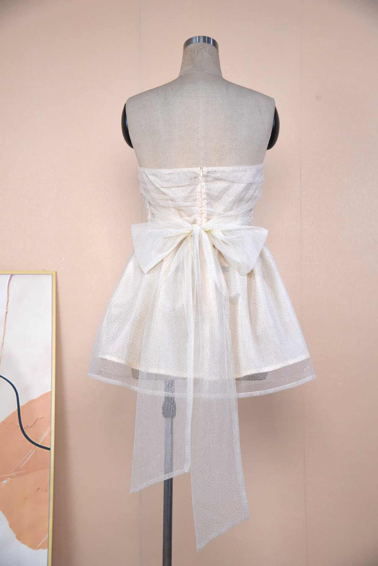 White tube top lace dress with back bow-knot and off-neck short skirt on mannequin