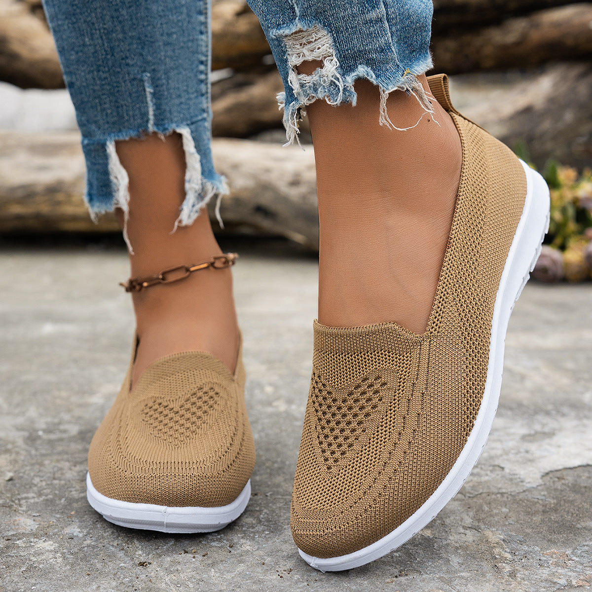 Women's summer casual mesh shoes in beige with flat heel and heart pattern design